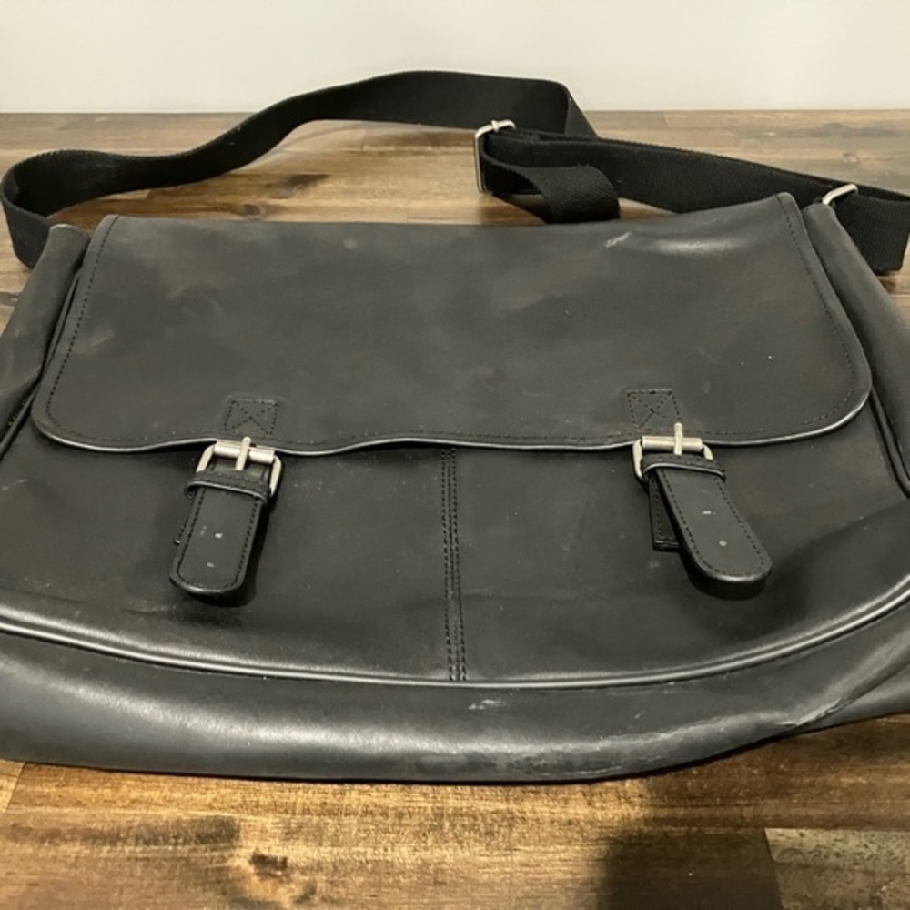 Unisex leather computer satchel.